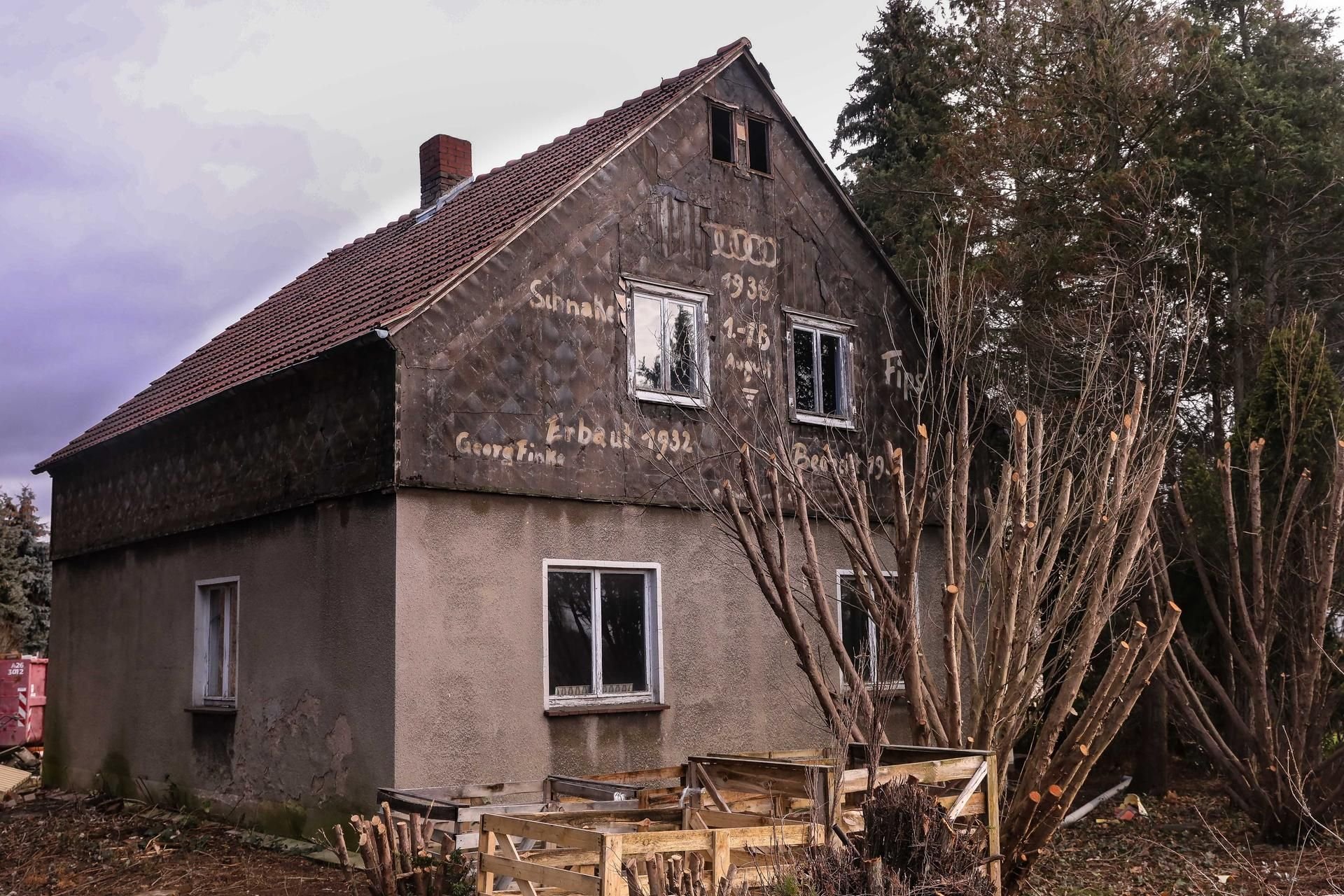 Als bei dem Wohnhaus in Dresden die Fassaden entfernt wurden, kamen Hakenkreuze und Parolen aus den 30er Jahren zum Vorschein. Inzwischen sind die Symbole geschwärzt.