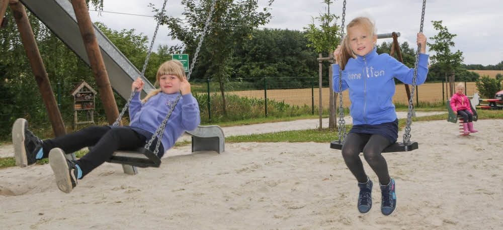 Tessa (7, l.) aus Sössen und Henrieke (6) aus Kleingörschen haben die Schaukeln ergattert.