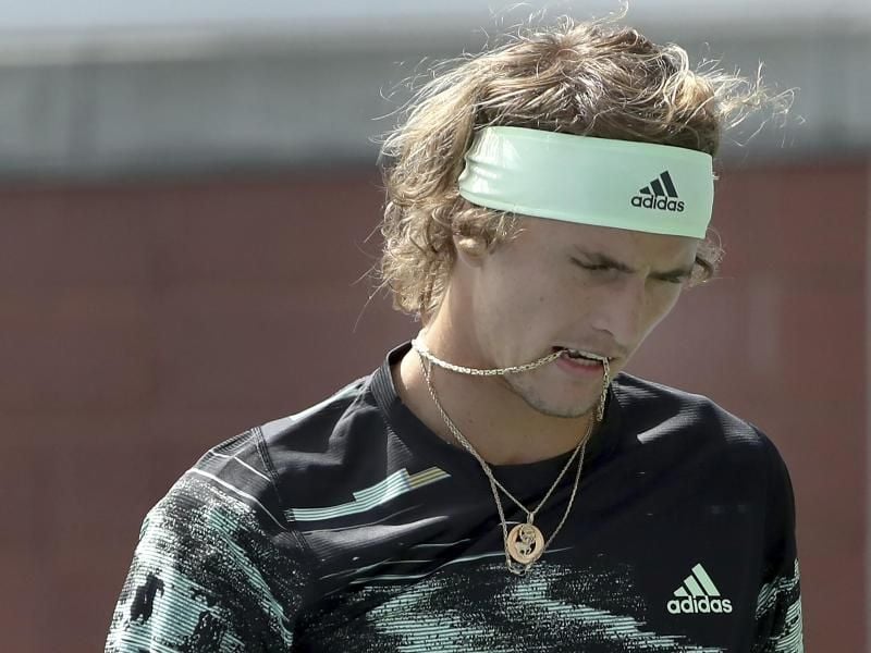 Alexander Zverev ärgert sich, wenn sein Gegner eine zu lange Toilettenpause einlegt. Foto: Kevin Hagen/AP
