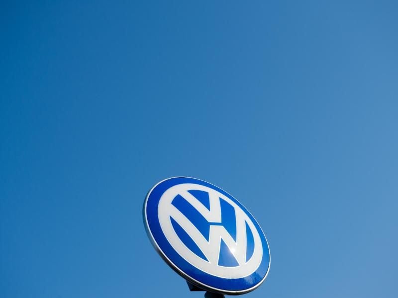 VW Logo. Foto: Julian Stratenschulte/Archiv