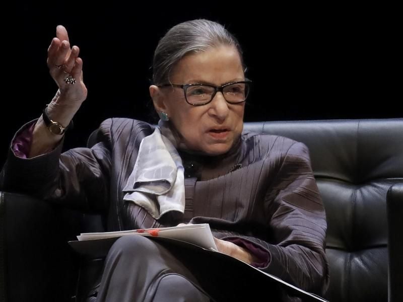 Ruth Bader Ginsburg, Richterin am obersten Gericht der USA, spricht während einer Veranstaltung an der University of California (Archiv). Foto: Jeff Chiu/AP/dpa