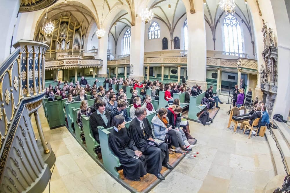 So jung ist die Stadtkirche selten. „Eingesegnet“ wurden im November 2016 die Freiwilligen des Vereins „Reformationsjubiläum 2017“. Die Volunteers werden ein Jahr lang freiwillig für das reformationsjubiläum arbeiten.