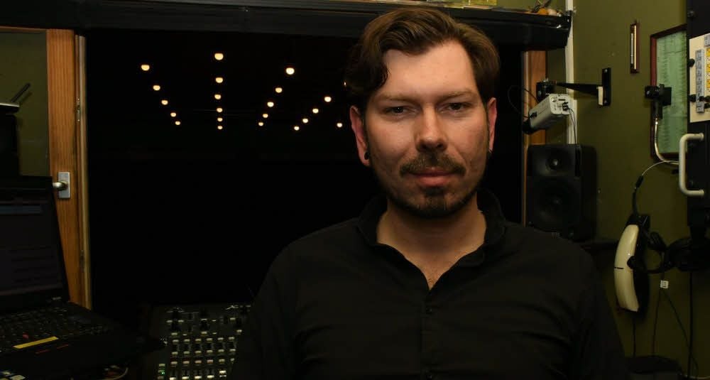 Christian Faust im Raum für die Tontechniker hoch oben über dem großen Saal des Eisleber Theaters.