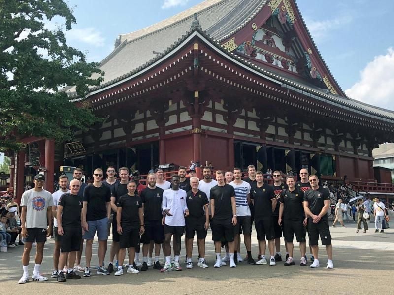 Die Spieler der deutschen Basketball-Nationalmannschaft bei einer Sightseeingtour in Tokio. Foto: Büker/DBB/Deutscher Basketball Bund
