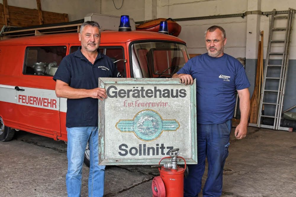 Hartmut Seelmann (l.) und Uwe Meier zeigen ein Stück Feuerwehrgeschichte.