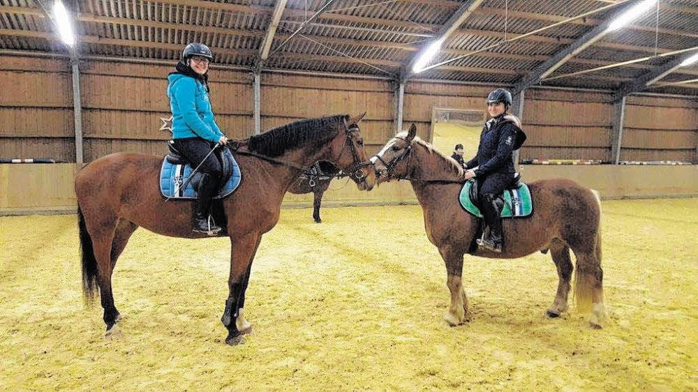 Coralie (l.) und Celine haben die Schulpferde Brooklyn und Peter Lustig ins Herz geschlossen.