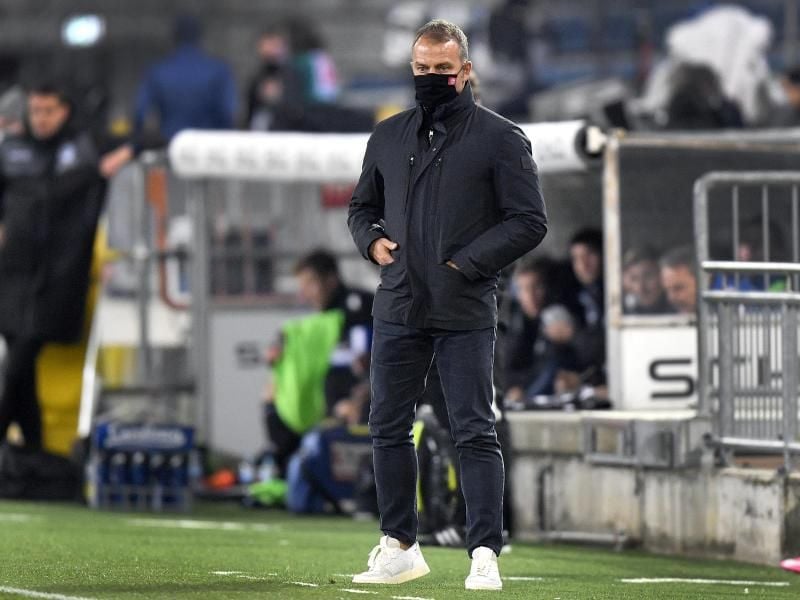 Bayern-Trainer Hansi Flick trägt am Spielfeldrand einen Mund-Nasen-Schutz. Foto: Martin Meissner/AP-Pool/dpa