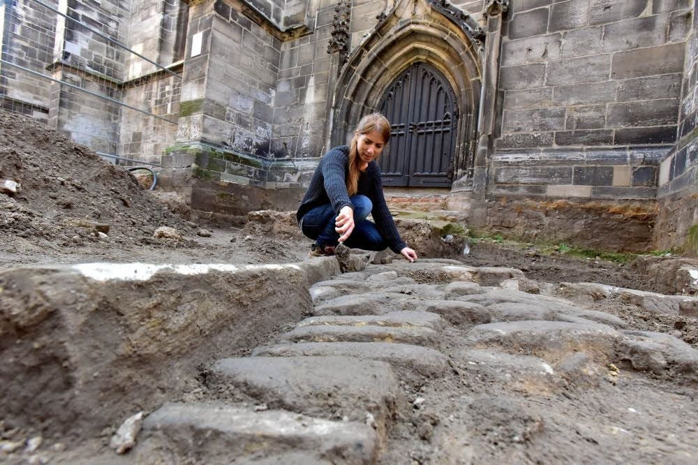 Archäologin Johanna Reetz an der Marienkirche Weißenfels.