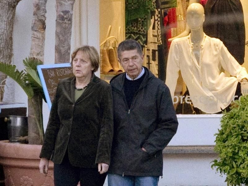 Bundeskanzlerin Angela Merkel und ihr Mann Joachim Sauer 2014 im Urlaub in Ischia (Italien). Foto: Ciro Fusco