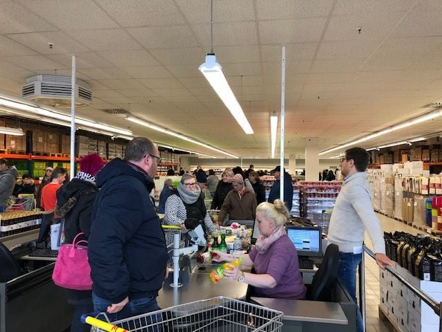 Zur Eröffnung gab es im neuen Mere-Discounter in Leipzig lange Schlangen an den Kassen.
