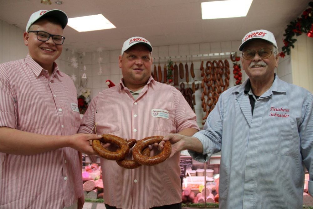 Roßla - Drei Generationen Fleischer: Willi, Andreas und Wolfgang Schneider (von links) mit ihren schmackhaften Bratwürsten.