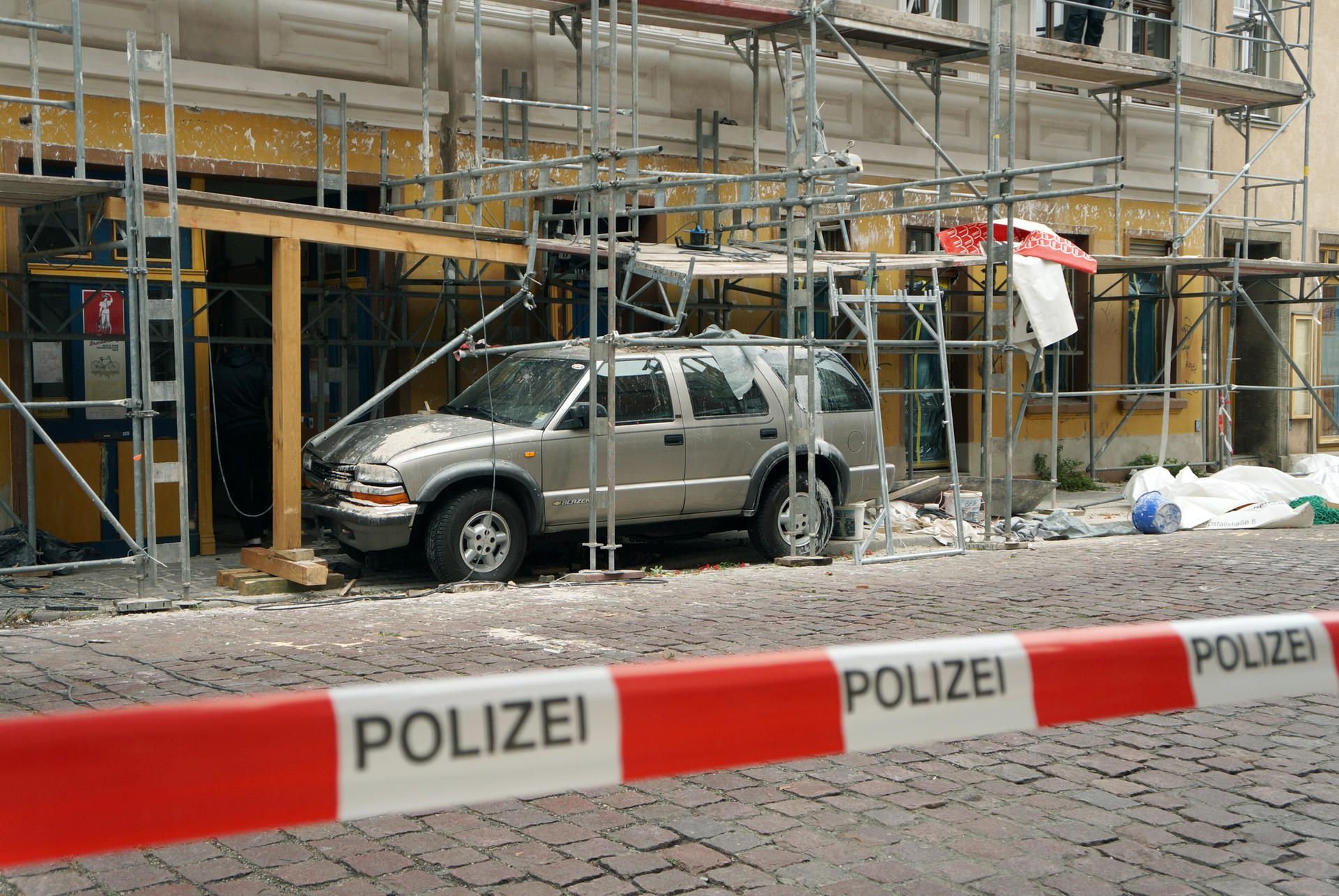 Ein Auto steckt nach einem Unfall unter einem Baugerüst fest. Eine 40 Jahre alte Frau hat in Brandenburg die Kontrolle über ihr Auto verloren.