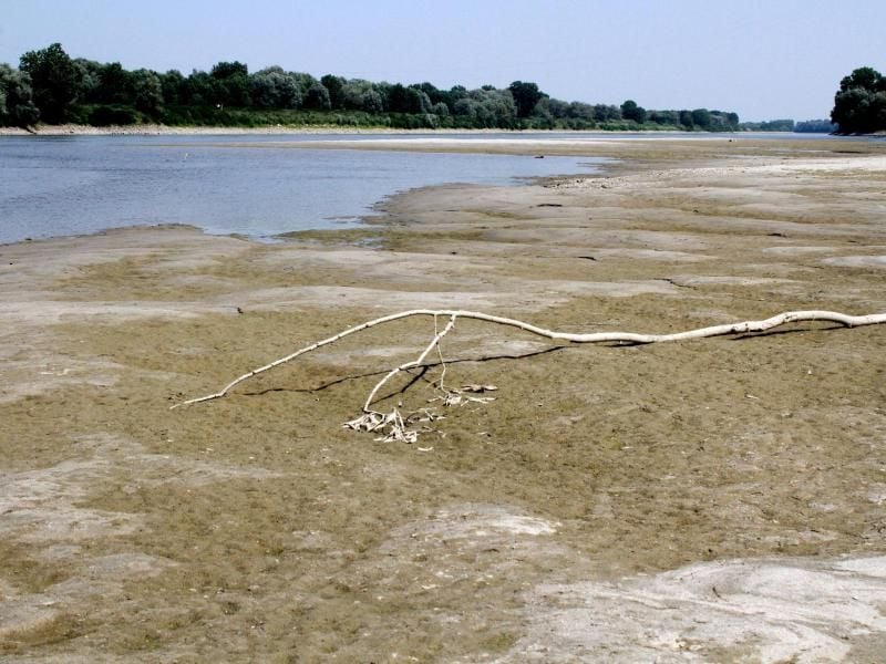 Der Fluss Po führt in Staffarda nur wenig Wasser. In Italien wird wegen einer andauernden Hitzewelle in einigen Regionen das Wasser knapp. Foto: Sandro Capatti/ANSA