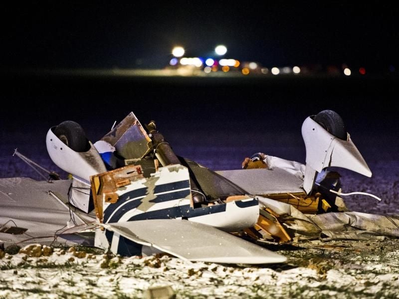 Das Wrack eines Ultraleichtflugzeuges liegt nach dem Zusammenstoß mit einem Kleinflugzeug auf einem Feld. Foto: Nicolas Armer/Archiv