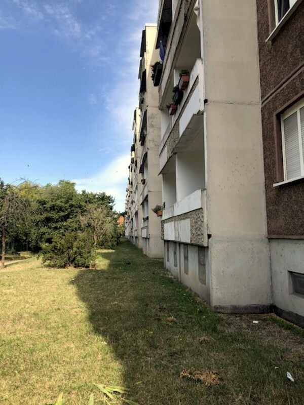 Die 18-Jährige ist aus dem 2. Obergeschoss einer dieser Wohnungen gestürzt.