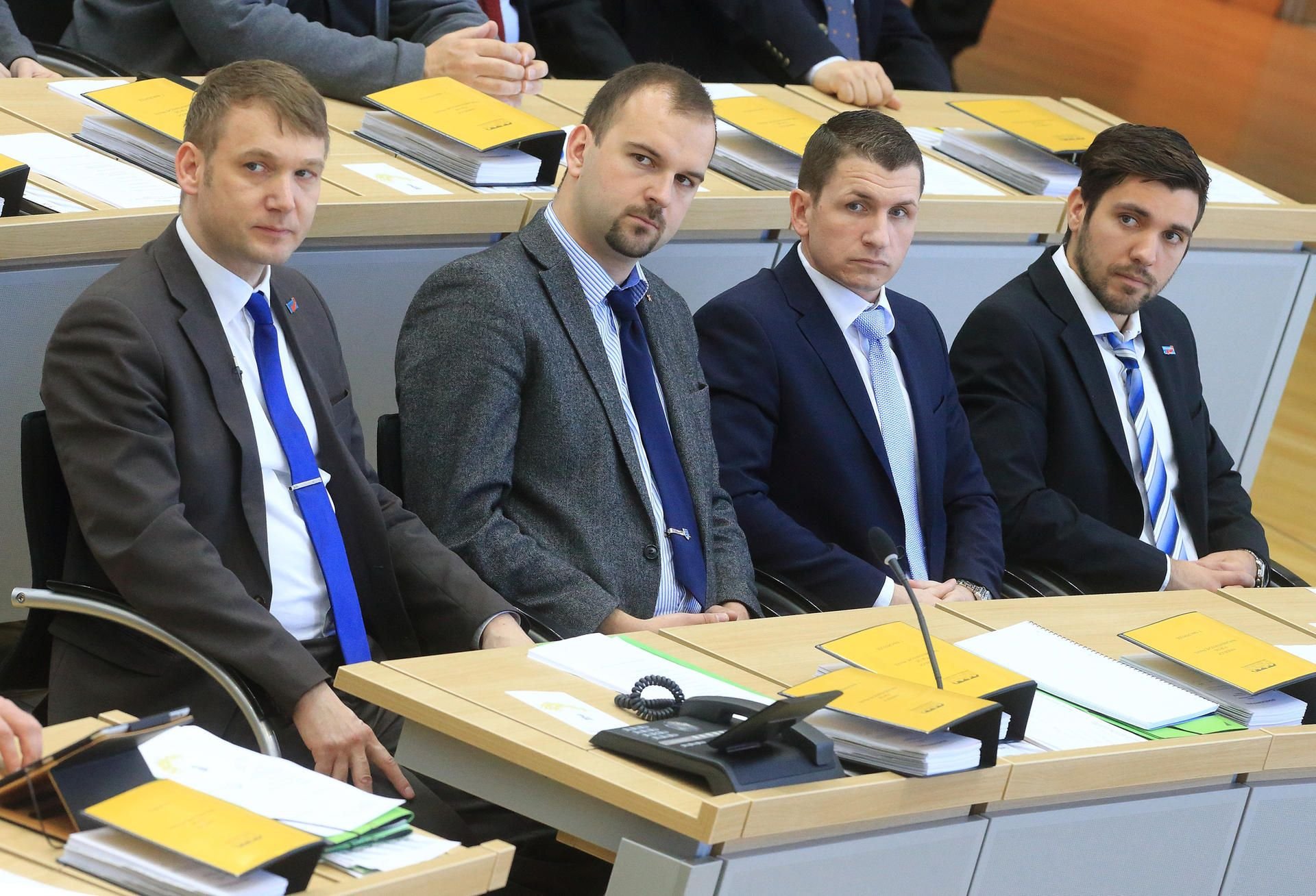 Der AfD-Abgeordnete Tobias Rausch (ganz rechts) soll die Grünen im Landtag von Sachsen-Anhalt pauschal als pädophil beschimpft haben.