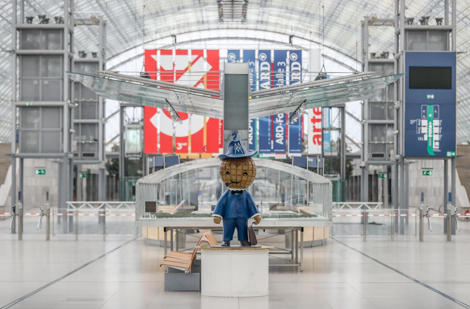 Messemännchen allein zu Haus: Wegen der Veranstaltungsabsagen steht ist die große Glashalle der Leipziger Messe seit Monaten leer.