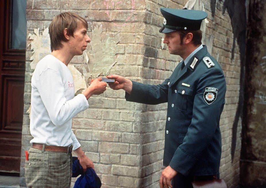 „Sonnenallee“: Volkspolizist (Detlev Buck) und Teenager Micha (Alexander Scheer) in einer Szene des Films.