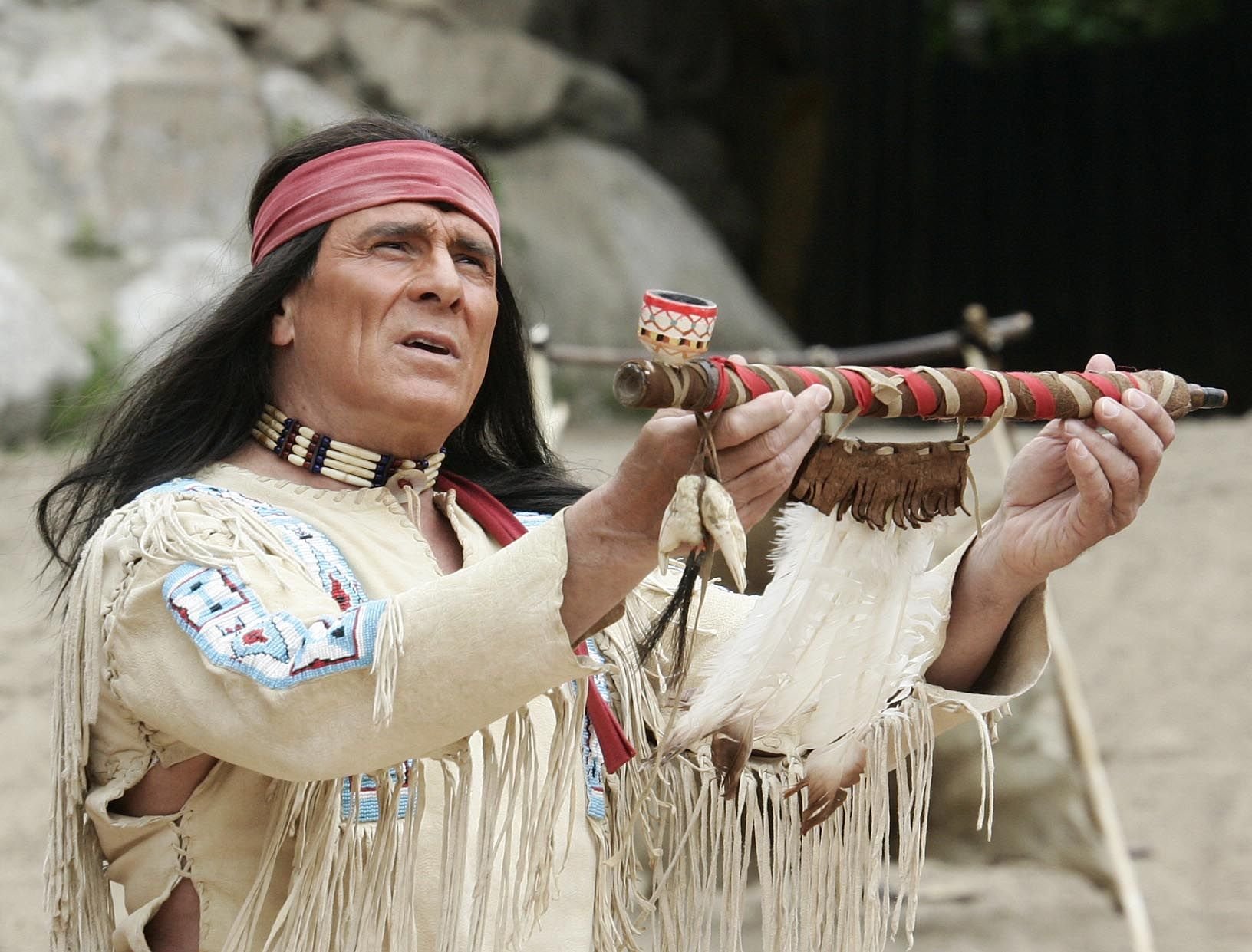 Der Schauspieler Gojko Mitic probt 2006 bei den Karl-May-Spielen seine Rolle als Apachenhäuptling Winnetou in dem Stück "Winnetou III".