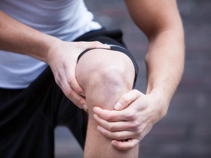 Um Knieprobleme beim Laufen zu vermeiden, sollten Hobbysportler auf das richtige Schuhwerk achten. Auch eine Untersuchung durch einen Orthopäden könnte sinnvoll sein. Foto: Christin Klose/dpa-tmn