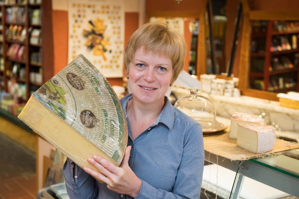 Ziemlich gewaltig: Nicht selten hat Karin Urban solche Riesenleiber Käse zu zerlegen.