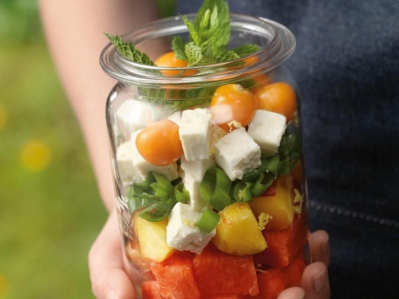 Auch beim Salat zum Stapeln darf experimentiert werden. In diese sommerlich-leichte Variante kommen Melone und Schafskäse. Gut gestapelt bleibt der Salat auch bis zur Mittagspause schön frisch. Foto: Eisenhut & Mayer/Brandstätter Verlag