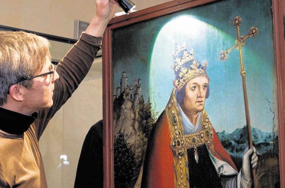 Papst Gregor der Große bei der Einreisekontrolle: Restaurator Björn Stahl hat keine Schäden gefunden.