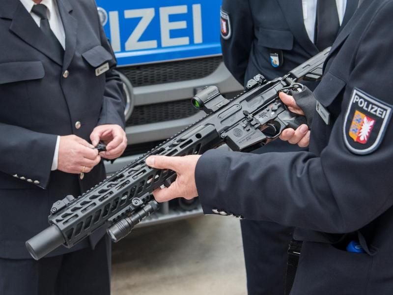 Ein neues Multikaliber Sturmgewehr vom Typ MCX des Herstellers Sig Sauer wird von einem Polizisten präsentiert. Foto: Daniel Bockwoldt/Archiv