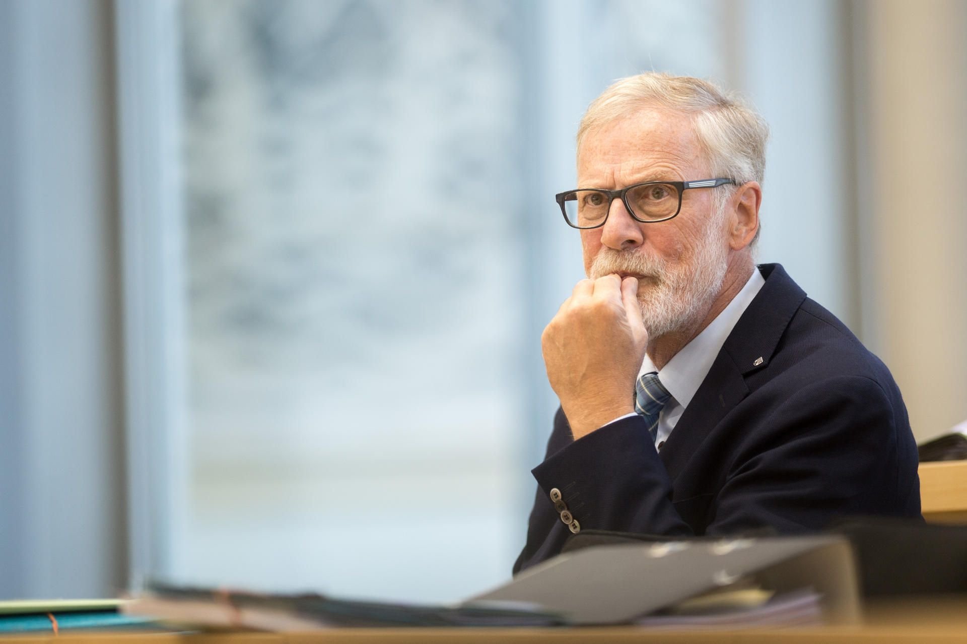 Rainer Robra (CDU), Kulturminister des Landes Sachsen-Anhalt, verfolgt eine Debatte im Plenarsaal des Landtages.
