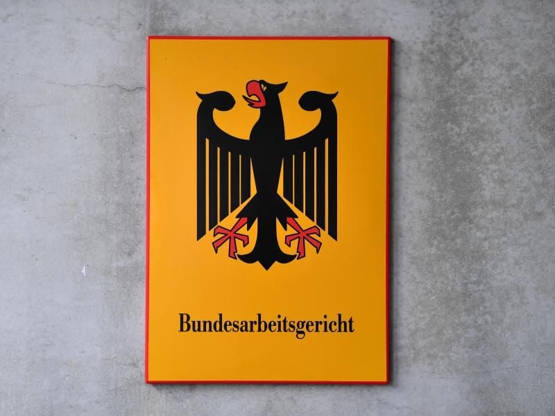 Betriebsrenten können bei Verkauf oder Fusion von Unternehmen nicht automatisch abgesenkt werden. Foto: Martin Schutt