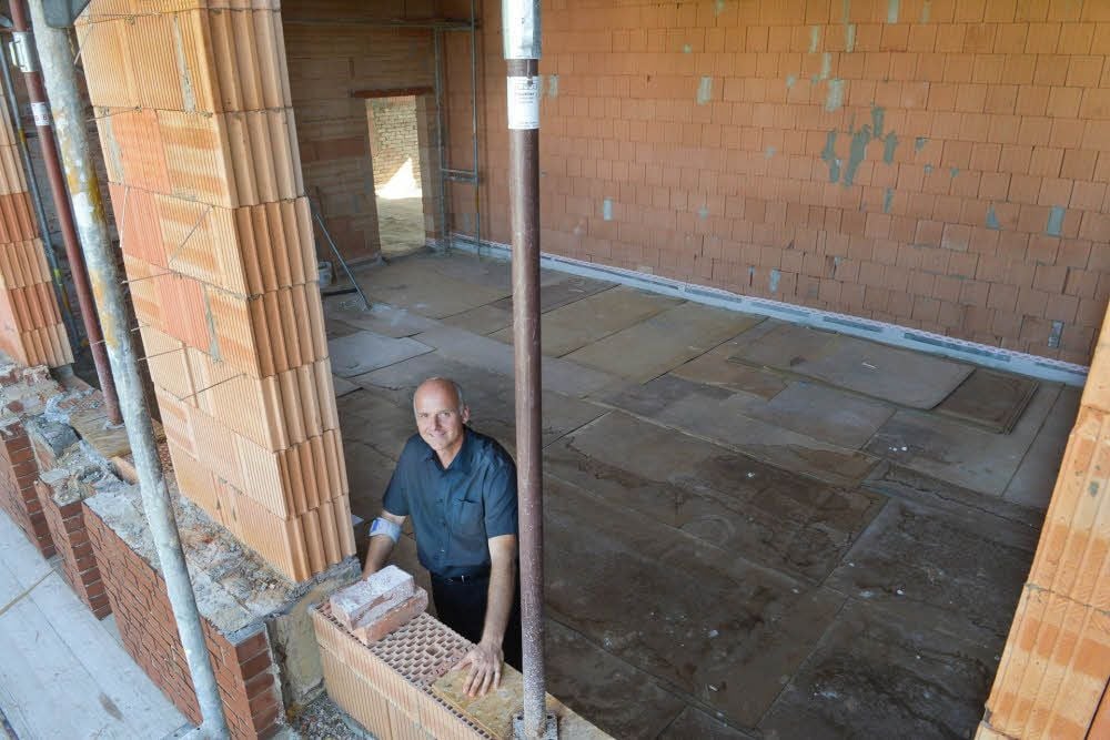 Ferenc Makk auf der Baustelle: Das Dachgeschoss der Freien Schule Anhalt wird derzeit zu zwei Klassenräumen ausgebaut.