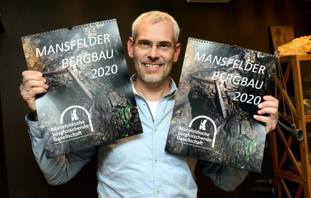 Bergbautradition im Sangerhäuser und Mansfelder Raum: Thomas Wäsche mit zwei Exemplaren seines Kalenders.