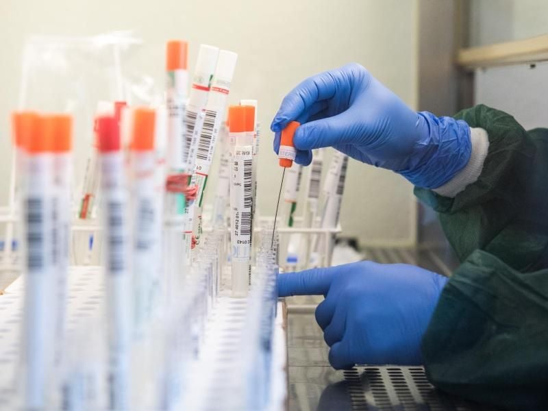 Sondersendungen zum Coronavirus bescheren den öffentlich-rechtlichen Sendern gute Quoten. Foto: Daniel Bockwoldt/dpa