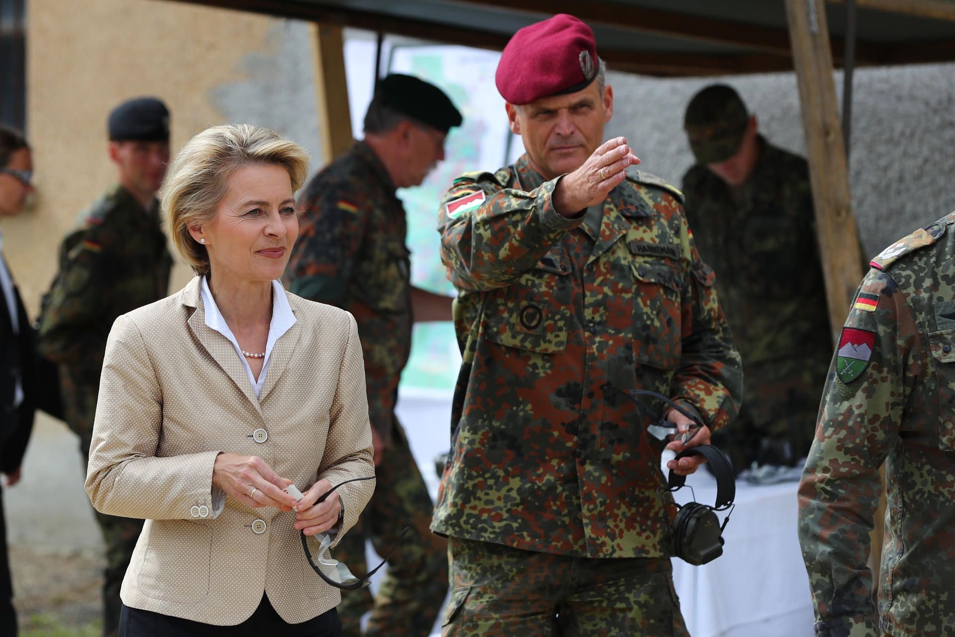 Verteidigungsministerin Ursula von der Leyen (CDU) unterhält sich am auf dem Truppenübungsplatz der Bundeswehr in Hammelburg (Bayern) vor einer praktischen Vorführung einer Infanteriegruppe im Angriff mit Brigadegeneral Andreas Hannemann. Die Ministerin besuchte den Standort im Rahmen ihrer Sommerreise.