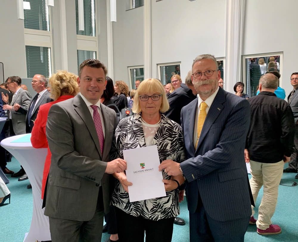 Brigitte Berking mit Finanzminister André Schröder (links) und Winfried Oberhaus, der die Leitung des Finanzamtes Halle übernommen hat.
