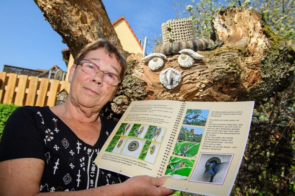 Im Garten der Kirschbaumeule: Hildegard Kühn mit ihrem Buch, in dem sie 34 Vogelarten auf liebevolle Weise vorstellt.