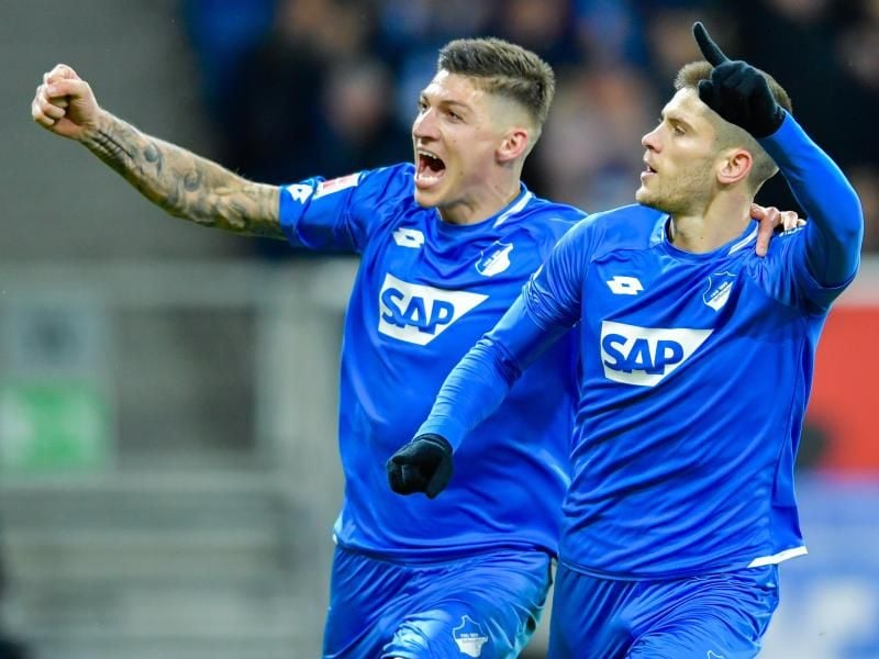 Steven Zuber (l) jubelt bei 1899 Hoffenheim mit Andrej Kramaric über ein Tor. Foto: Uwe Anspach