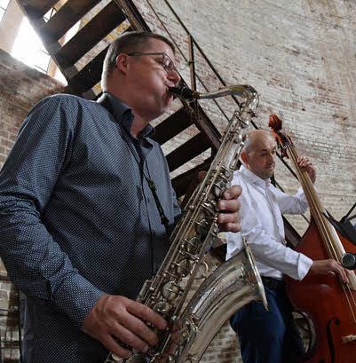 Das Duo „Jazzfeel“ verzauberte die zahlreichen Besucher mit seinen musikalischen Klängen.