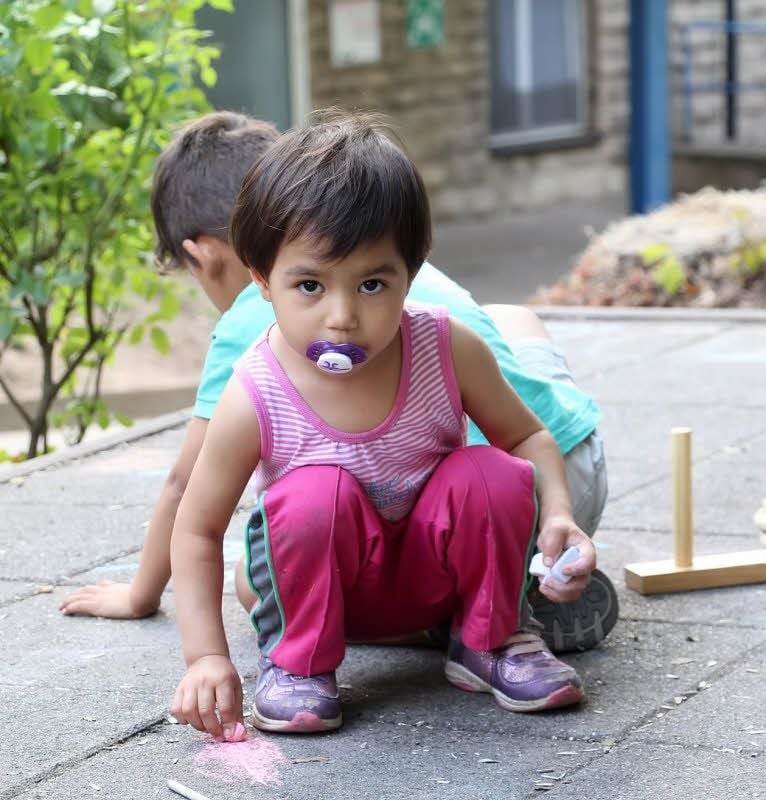 Spielende Kinder im Flüchtlingsheim an der Tennstedt.