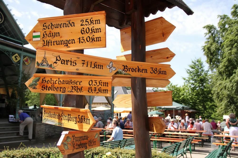 Vom und zum Josephskreuz gibt es etliche Wanderwege. Am bequemsten ist der Fahrweg vom Parkplatz am Forsthaus Auerberg hinauf zum Plateau zu meistern. In 20 bis 25 Minuten ist das Ziel zu Fuß erreichbar.