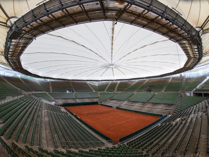 Die neue Dachmembran im Rothenbaum-Stadion ist fertig. Foto: Christian Charisius