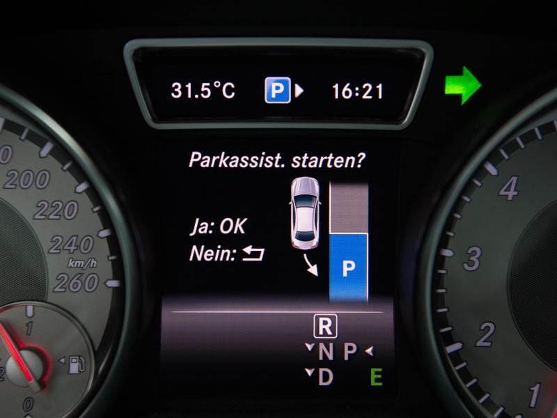 Auto-Assistenzsysteme wie der Parkassistent sollen die Verkehrssicherheit erhöhen. Foto: Soeren Stache