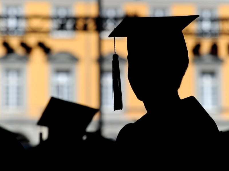 Absolventen einer Universität feiern auf dem ihren Abschluss. Foto: Julian Stratenschulte/dpa/Archiv