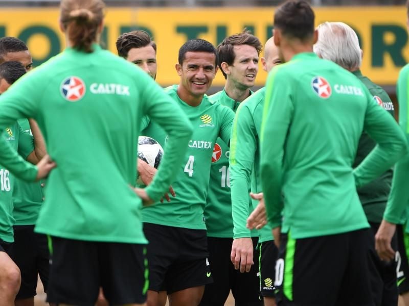 Tim Cahill (M) beim unterhält sich beim mit seinen Teamkollegen. Foto: Dean Lewins/AAP