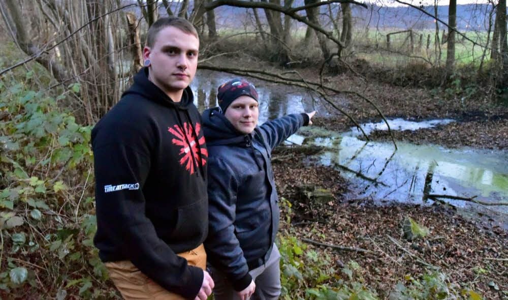 Dominik Eichhorn (li.) und Chris Eckardt an jenem Ort, an dem sie die 80-jährige Frau gerettet haben.