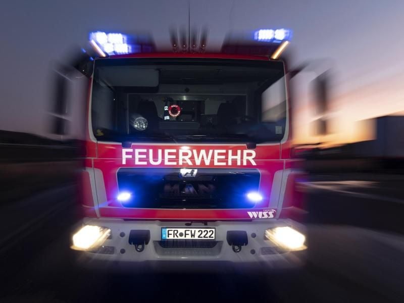 Ein Feuerwehrfahrzeug steht bereit. Foto: Patrick Seeger/dpa