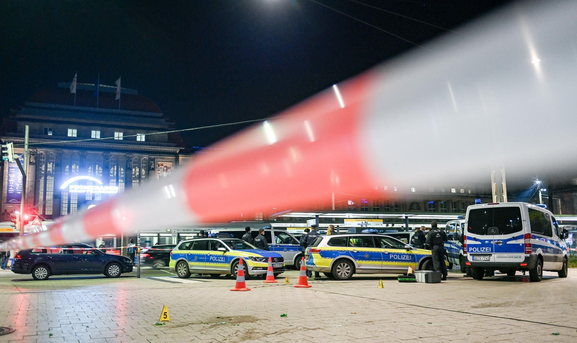 Die Polizei sichert einen Tatort vor dem Hauptbahnhof. Bei der Auseinandersetzung mit mehreren Beteiligten sei eine Person tödlich verletzt worden, zudem gebe es eine verletzte Person, sagte eine Polizeisprecherin.