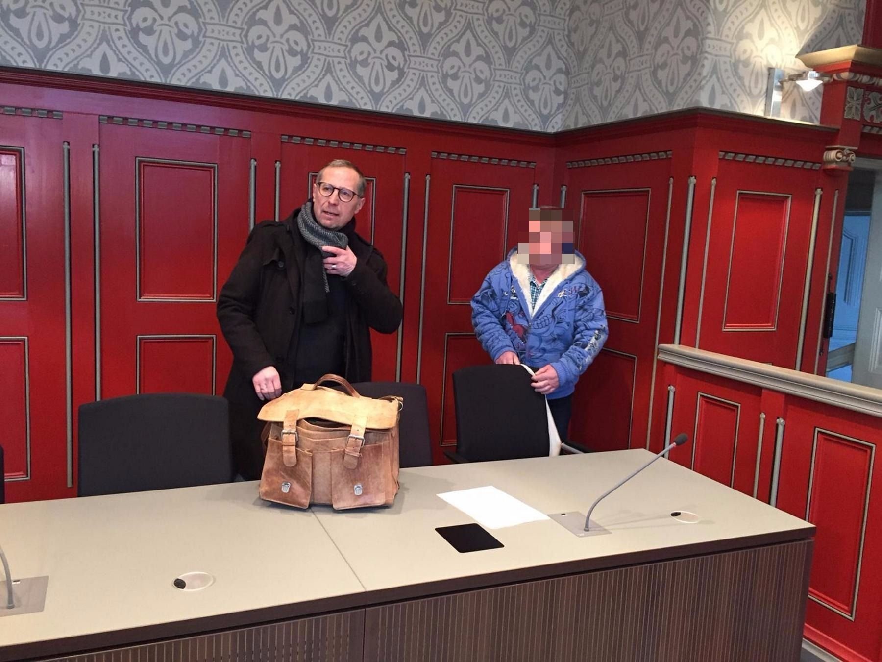 Der Angeklagte Uwe W. (r.) und sein Anwalt am Landgericht