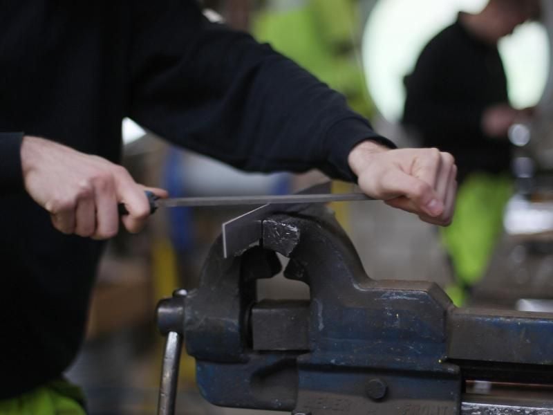 Bei einer Ausbildung in Teilzeit können Azubis ihre wöchentliche Arbeitszeit im Betrieb um bis zu 50 Prozent reduzieren. Foto: Ina Fassbender/dpa-tmn