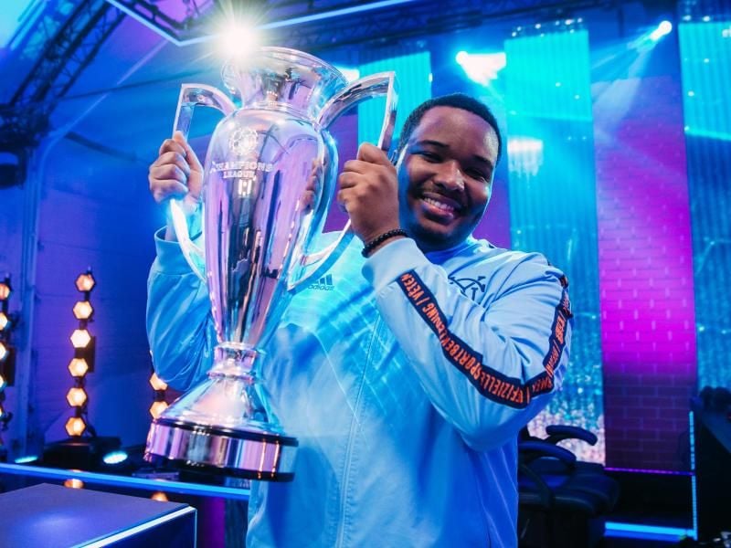 Für den Gewinner der eChampions League gibt es eine eigene Trophäe. Foto: UEFA